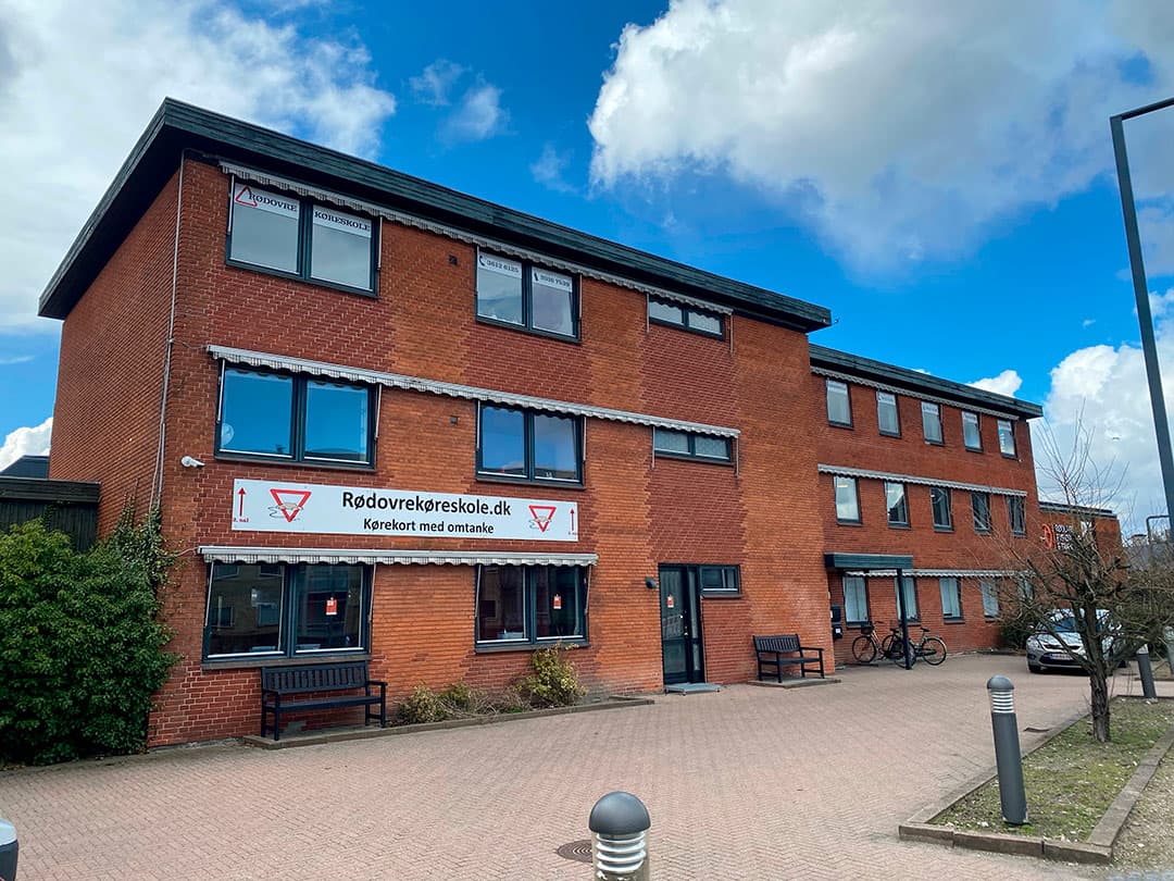 Rød bygning med logo